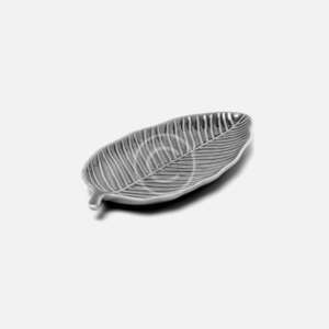 Leaf-shaped black dish
